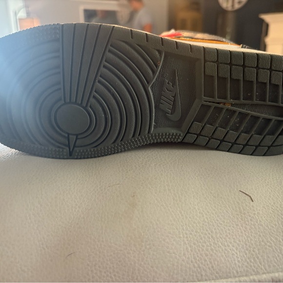 Nike air Jordan. YOUTH SIZE 7. Fits a women’s 9.
Like new. Worn about 5 times. - Picture 5 of 9